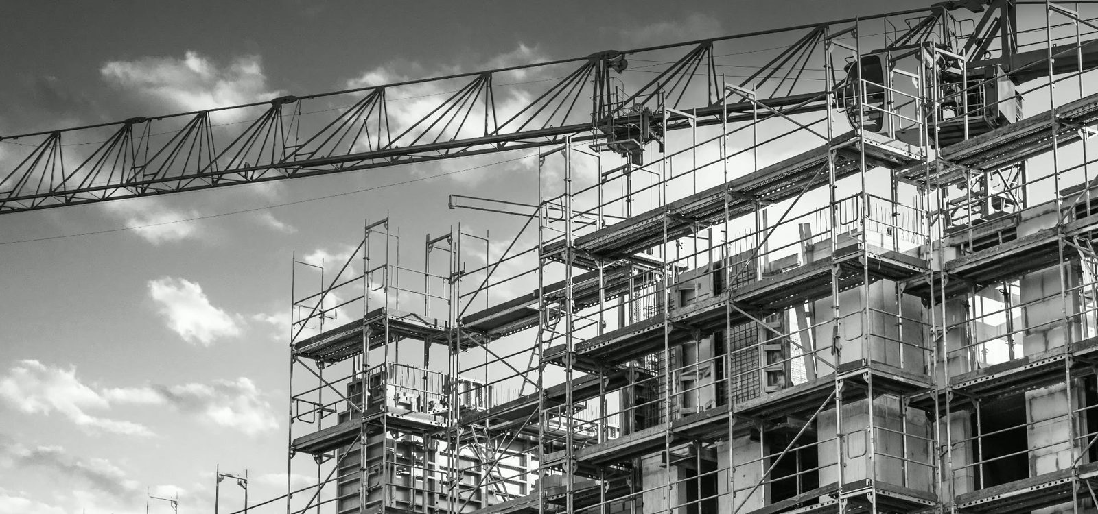 Montaje estructural en obra con grúa